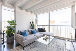 Modern 1BR Chinatown-Steps to Rogers Arena w Parking